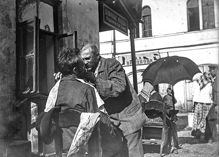  оссия Бродобрей у дешёвой столовой в Нижнем Новгороде, 1912 год (700x501, 253Kb)