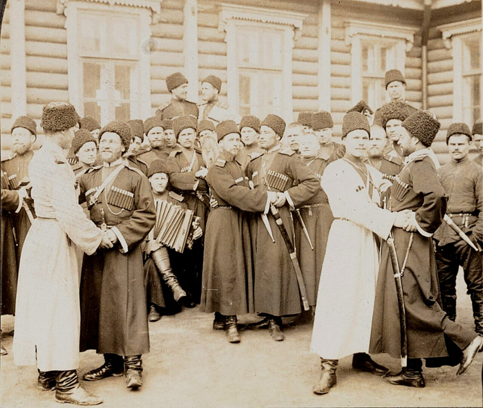  оссия Казаки танцуют,  1868 год (700x590, 480Kb)