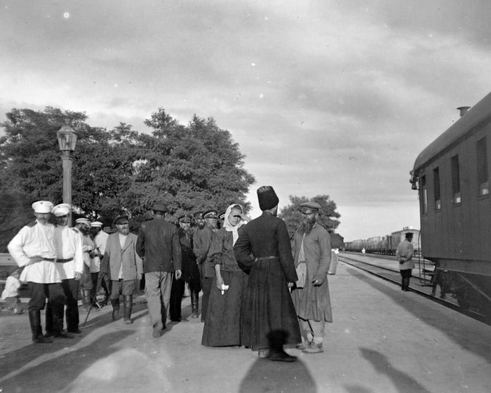  оссия На станции «Грозный» Владикавказской железной дороги, 1898 год. (700x560, 208Kb)