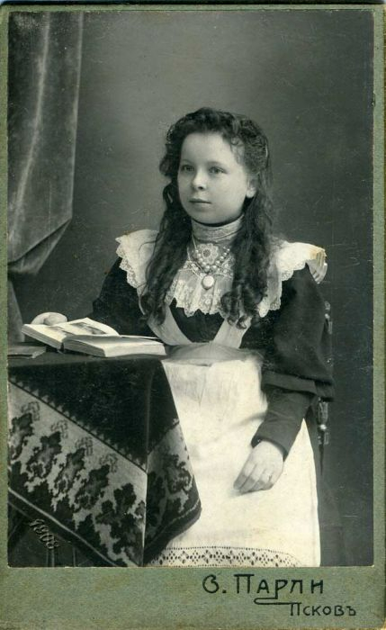  оссия Псковская гимназистка, 1897 год (429x700, 157Kb)
