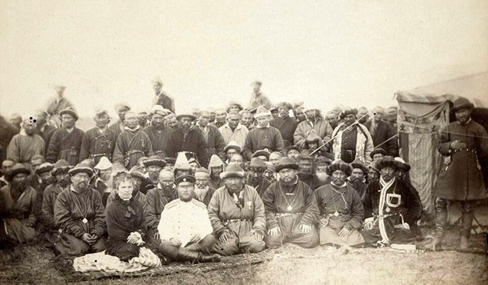  оссия  усский капитан с женой и местными киргизами в станице Алтайской (ныне с. Катон-Карагай, Казахстан), Семипалатинская область. 1885 год. (700x409, 261Kb)