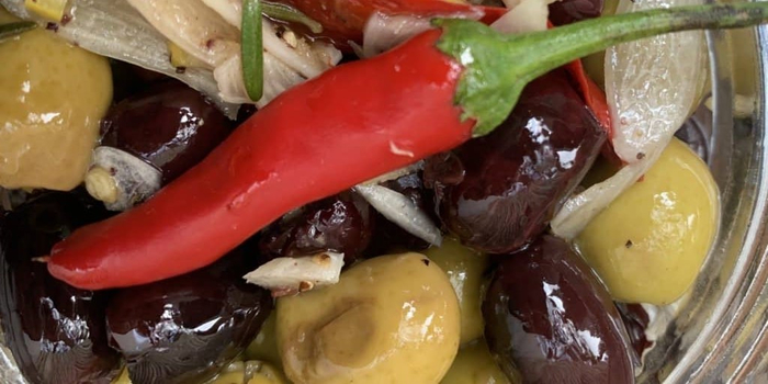 Spicy-marinated-olives-from-above-733x1024 (700x350, 251Kb)