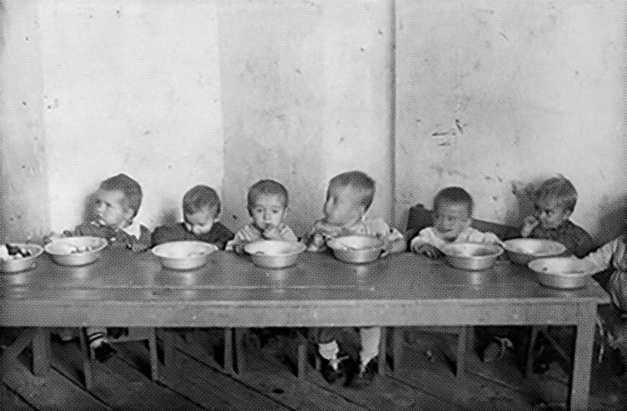 0 0 Фотография из фотоальбома «Ягринский исправительно-трудовой лагерь». 1946 г. з фондов ГА  Ф (700x458, 228Kb)