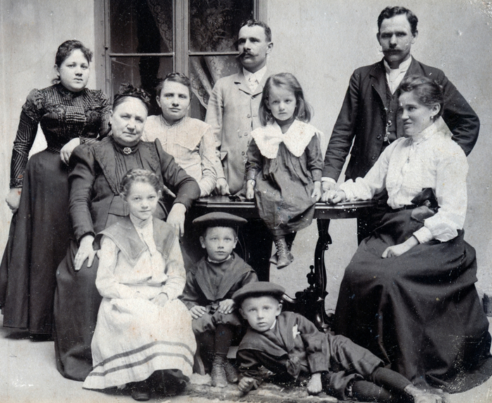 Венгрская семья, 1898 год (700x573, 471Kb)