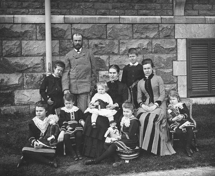 Канадская семья 1885 год (700x571, 300Kb)
