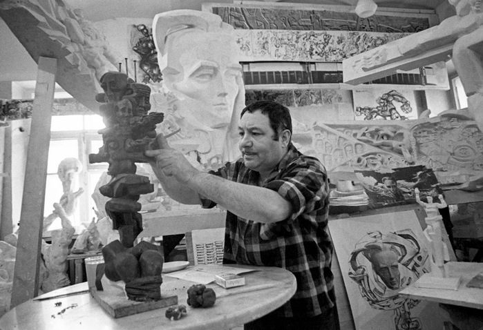  1974 Skulptor Ernst Neizvestny in his studio,   (2) (700x478, 118Kb)