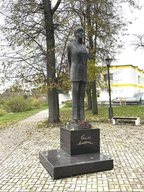 0 0 в 2013 году установили памятник Бэлле Ахмадулиной, которая вместе с мужем Борисом Мессерером тоже часто жила в Тарусе (488x650, 295Kb)