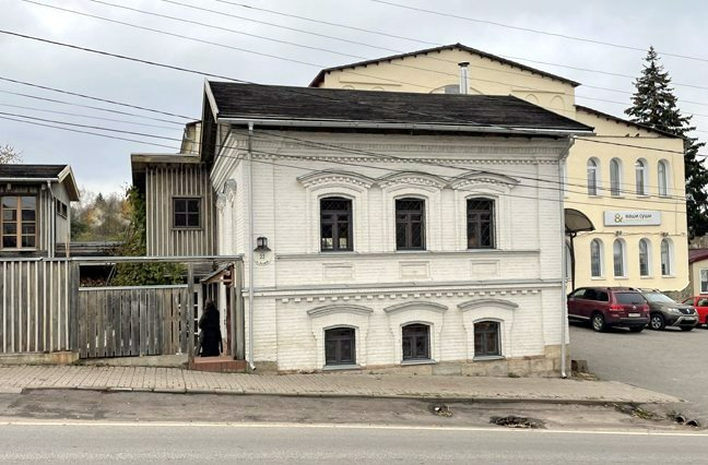 0 0 восстановлен жилой дом 19-го века (ул. Ленина, 22), в котором разместилось кафе (648x426, 189Kb)