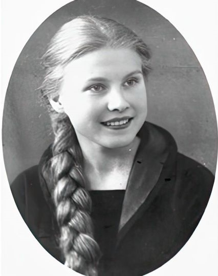 maria-pakhomenko-in-her-youth_15 (426x540, 67Kb)