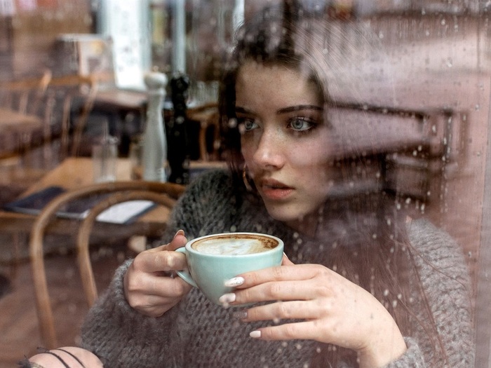 Girl-drink-coffee-window_1600x1200 (700x525, 113Kb)