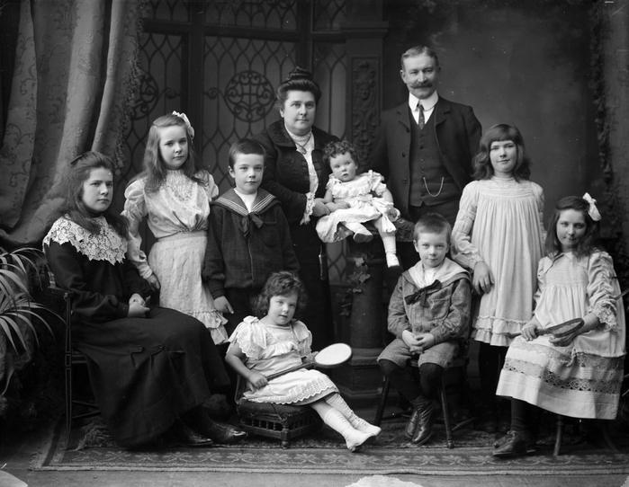  оссия Дворянская семья, 1908 год (700x542, 227Kb)