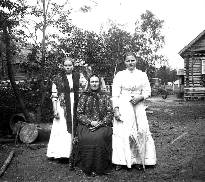  оссия Мать с дочерьми из деревни Бор, Новгородской губернии, 1913 год (700x622, 304Kb)