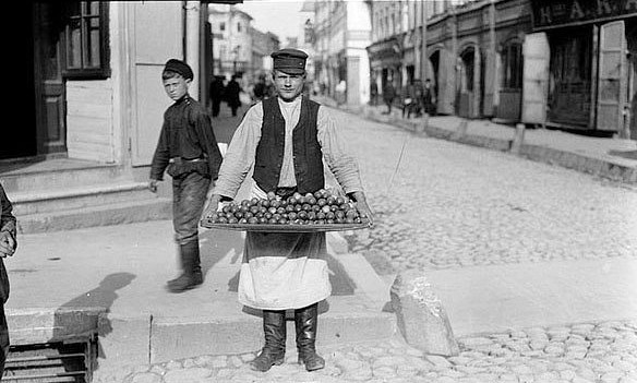  оссия Уличный продавец огурцов, Москва 1909 (584x351, 108Kb)