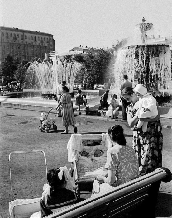 ссср В сквере на площади Пушкина, Москва 1955 год (552x700, 267Kb)