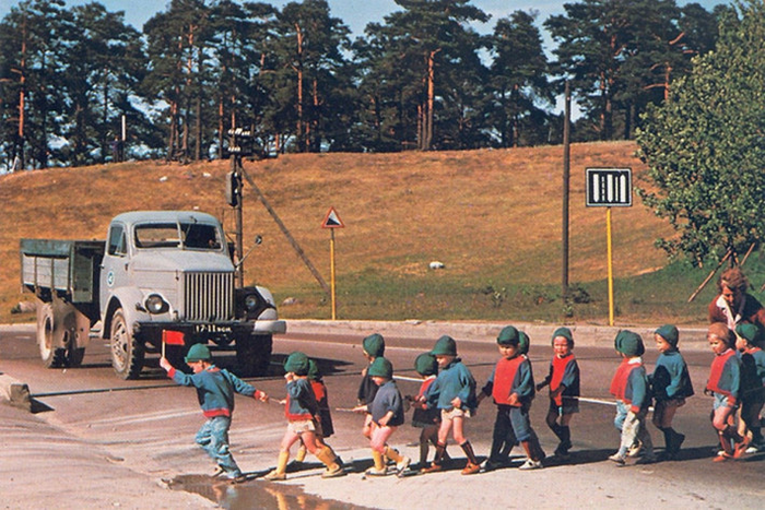 ссср Детский сад переходит улицу, Эстония 1972 год (700x467, 643Kb)