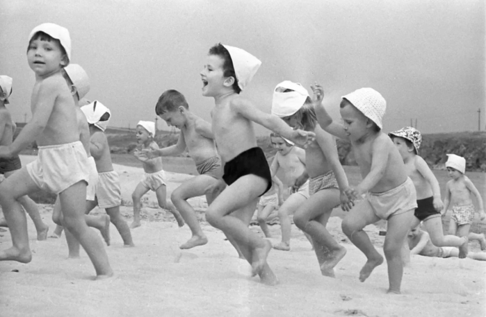ссср Детский сад на пляже, 1969 год (700x457, 152Kb)