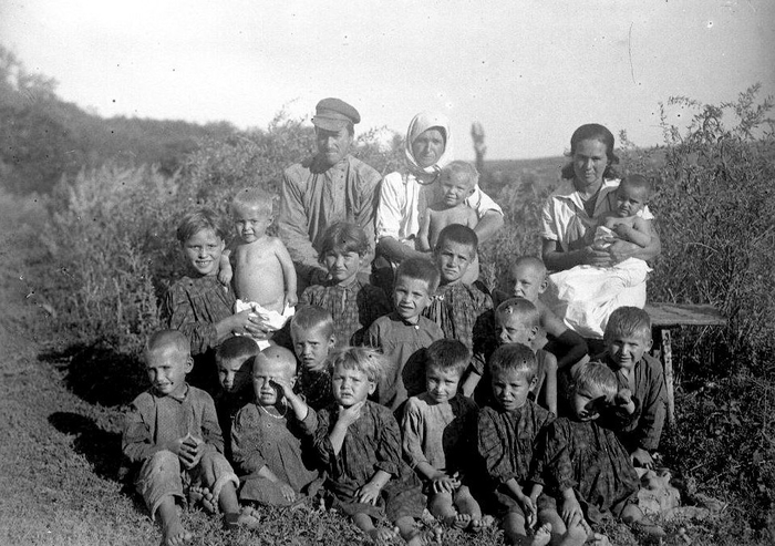 ссср Детский сад в молдавском колхозе, 1931 год (700x493, 252Kb)
