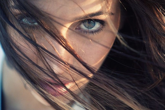 women_face_brunette_hair_in_face_blue_eyes-182201 (700x466, 83Kb)