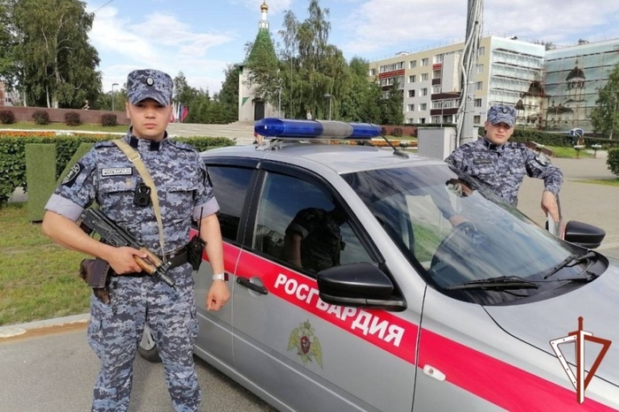 7290319_Ekipaj_Rosgvardii_presek_deistviya_syrgytyanina_sozdavavshego_opasnie_sityacii_na_doroge (700x466, 148Kb)