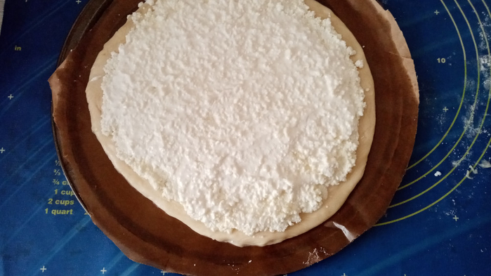 put the cottage cheese on the dough (700x393, 259Kb)