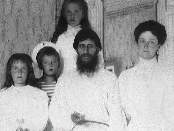 rasputin-with-children-and-wife-of-nicholas-ii_88 (700x525, 62Kb)