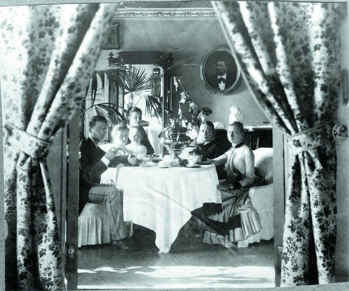  оссия Семейное чаепитие, 1880 год (700x584, 385Kb)