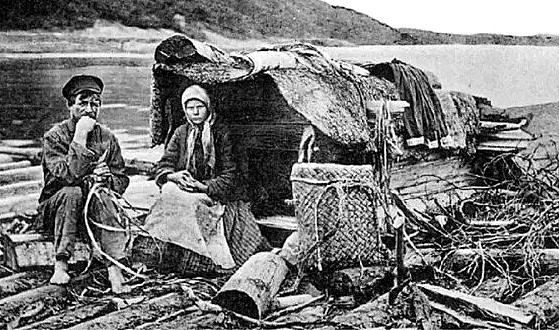  оссия Сплавщик леса с женой на Волге, 1898 год (559x330, 164Kb)