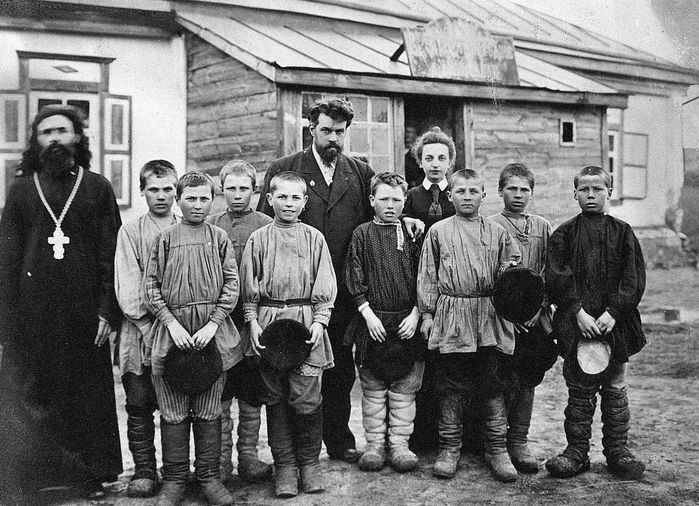  оссия Ученики и учителя деревенской школы, 1897 год (700x506, 275Kb)