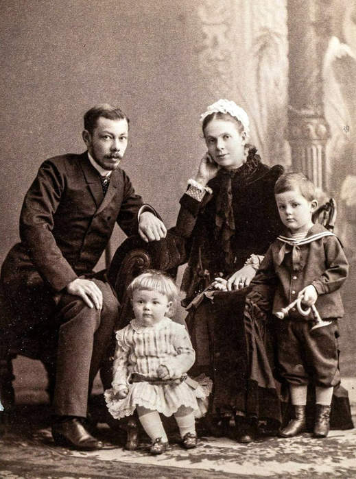  оссия Семья князей Голицыных Александр Борисович, Софья Александровна с детьми Татьяной и Борисом, 1883 год (519x700, 401Kb)