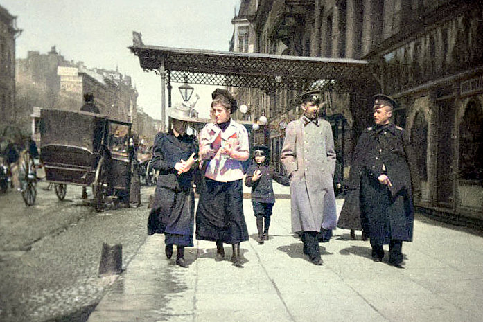  оссия Люди на улицах Петербурга 1907 год (697x465, 265Kb)