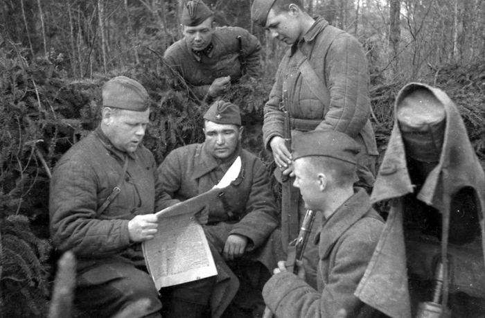 ссср Группа бойцов Калининского фронта за чтением сводок Совинформбюро. 1942 (700x459, 205Kb)