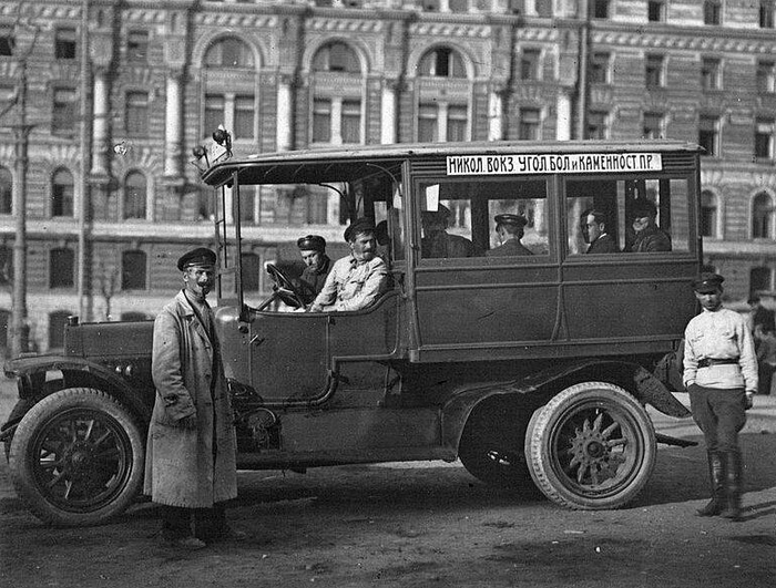 ссср Автобус в Петрограде, 1922 год (700x531, 272Kb)