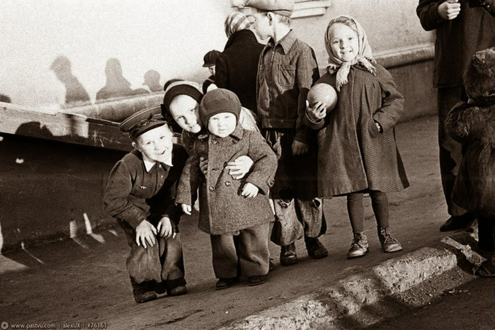 ссср Маленькие москвичи 1959 года (700x466, 317Kb)