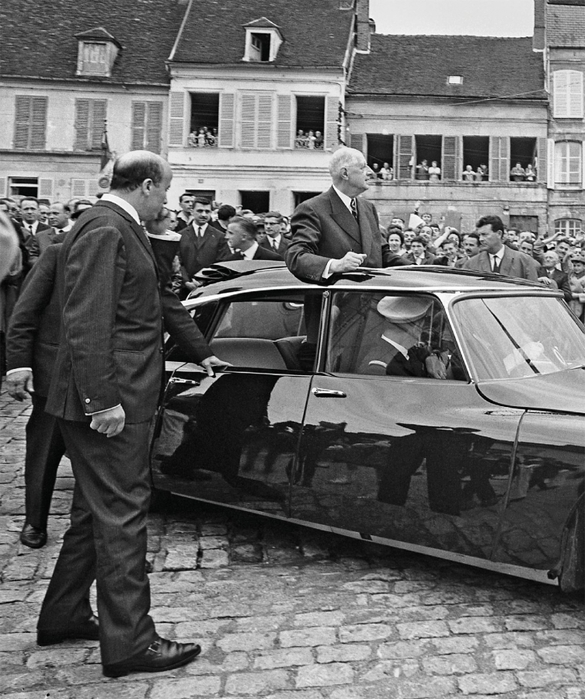 6627324_The_Classic_Car_Book_The_Definitive_Visual_History__2016__DK180 (585x700, 288Kb)