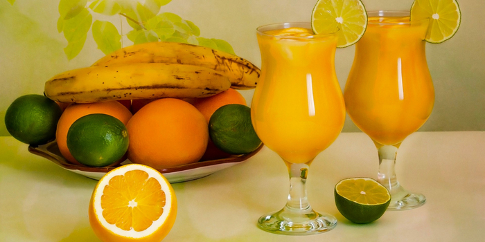 stol-tarelka-frukty-apelsiny-banany-laim-bokaly-sok-fon-list (700x350, 259Kb)