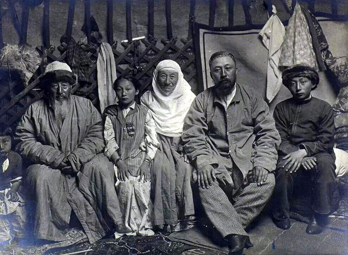  оссия  Семья богатого казаха, 1900 год (700x513, 387Kb)