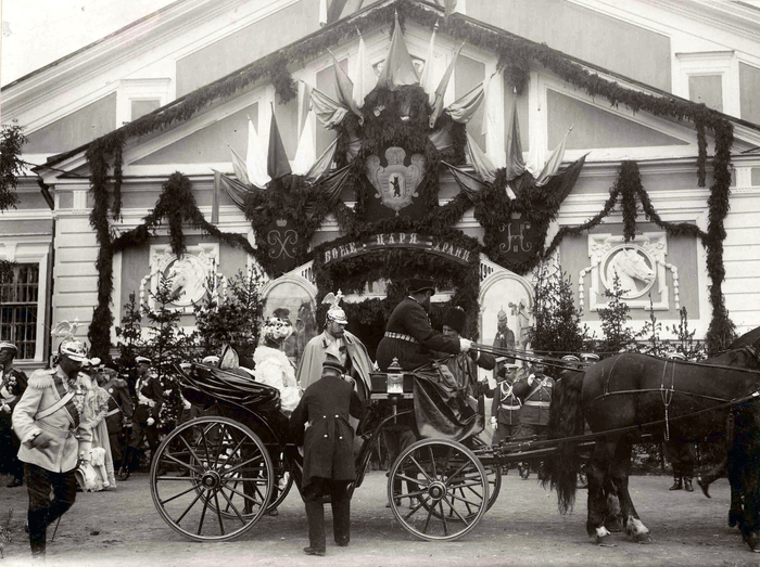  оссия У манежа лейб-гвардии Кирасирского Его Величества полка, 1908 год (700x523, 404Kb)