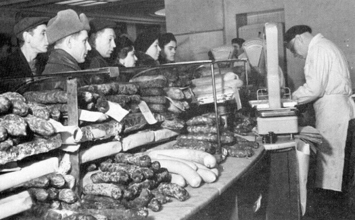 ссср Очередь за колбасой в киевском магазине, 1949 (700x434, 216Kb)