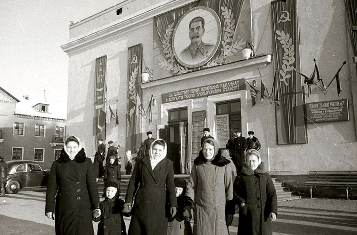 ссср Выборы в Верховный Совет ССС . У клуба «Победа». Куйбышев 1952 год (700x460, 295Kb)