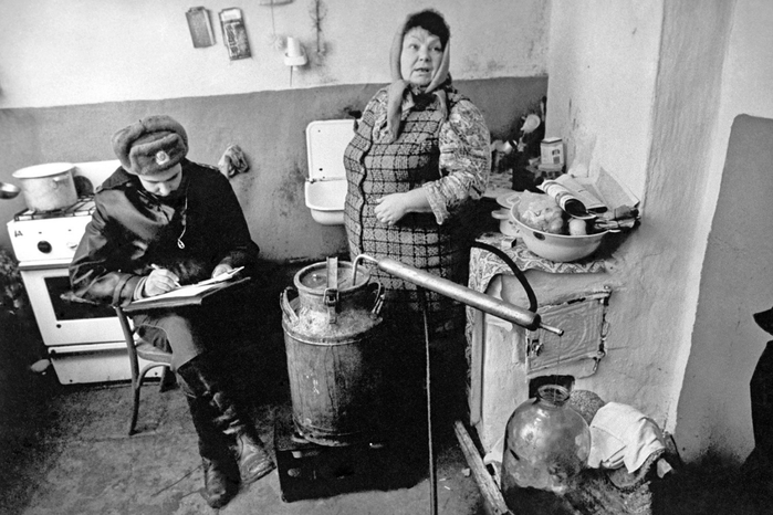 ссср  ейд по борьбе с самогоноварением. На снимке участковый инспектор составляет протокол в доме самогонщицы. 1987 год. (700x466, 218Kb)