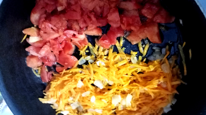 add tomato to onions and carrots (700x393, 296Kb)