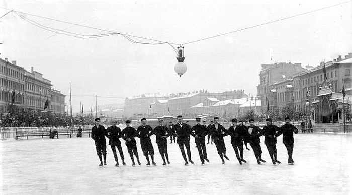  оссия Большая мужская компания на катке, Петербург 1900 год (700x387, 159Kb)