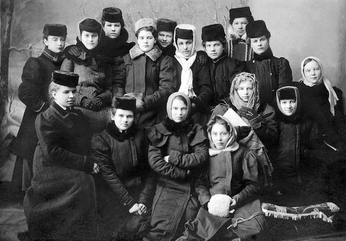  оссия Выпускницы женской гимназии города Троицка, Оренбургская губерния 1915 год (700x486, 235Kb)