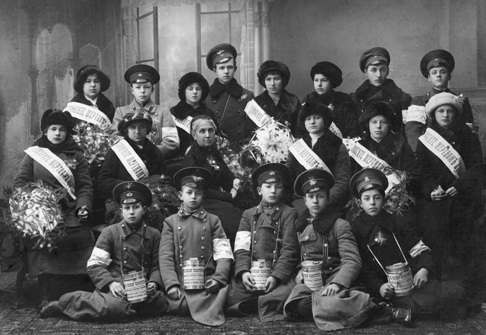  оссия Группа сборщиков помощи инвалидам войны, 1905 год (700x482, 232Kb)