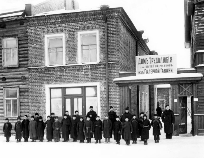  оссия Дом трудолюбия в Галерной гавани, Петербург 1902 год (700x543, 212Kb)