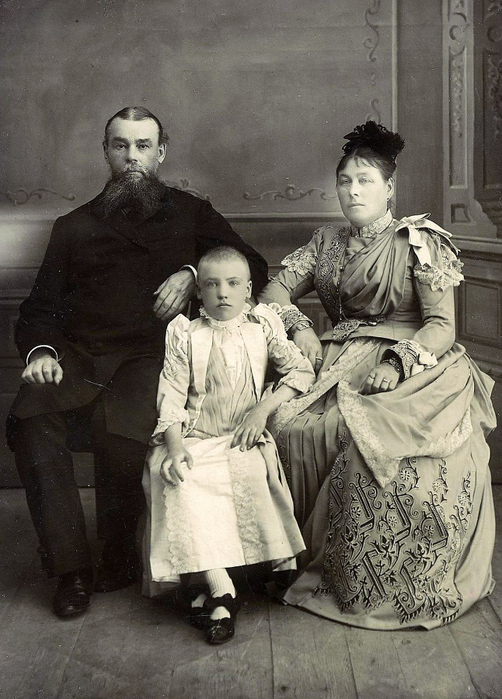  оссия Семья купца Егорова Александра Михайловича, Красноярск 1880 год (502x700, 352Kb)