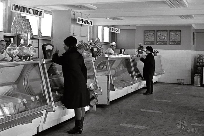 ссср  Подольск. Продовольственный магазин Маяк, 1971 год (700x466, 369Kb)