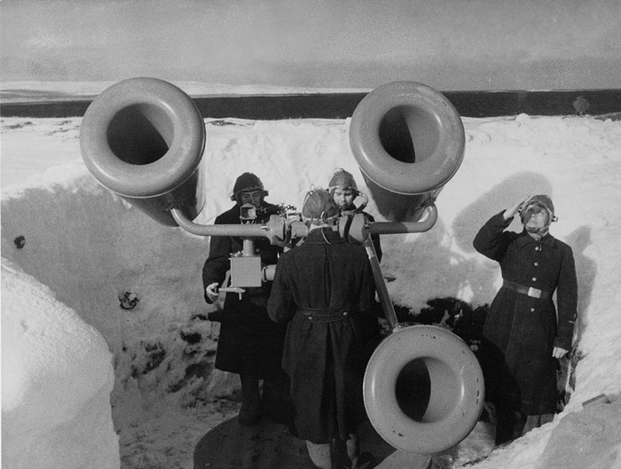 ссср «Слухачи». Аэроакустики противовоздушной обороны Северного флота прослушивают небо, декабрь 1941 года (700x529, 227Kb)
