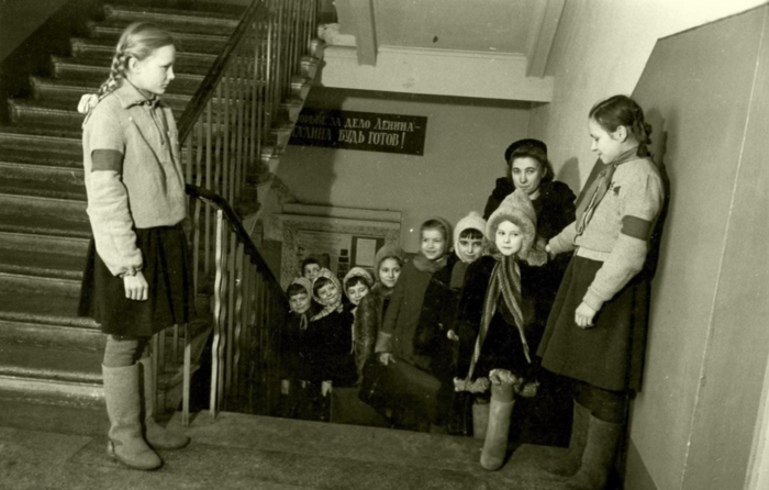 ссср Москва. Дежурные в школе, 1946 год. (700x446, 351Kb)