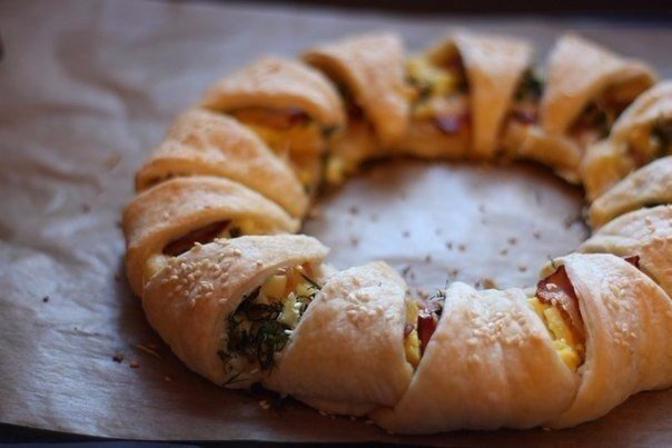 pirog-venok-s-bekonom-jaicami-i-syrom-images-big (604x403, 167Kb)